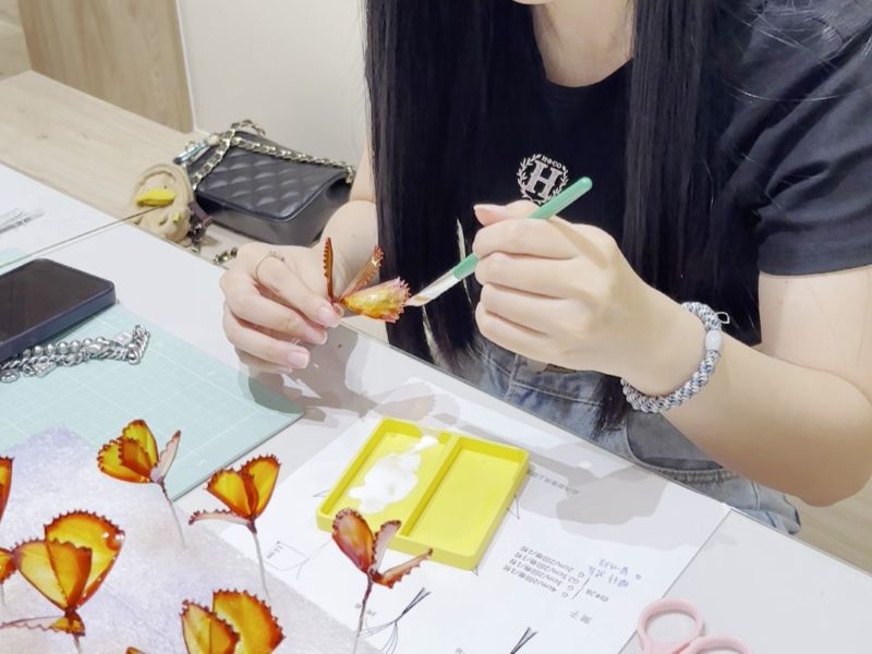 學員製作水晶花過程